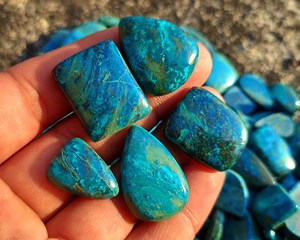 Cabochons d'azurite bleue naturelle, pierres précieuses en vrac, lot de formes et de couleurs variées, fournitures de bijoux fantaisie en azurite directement d'Inde - Product Image 1