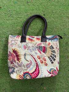 Sac de transport en coton Kantha vintage fait à la main avec fermeture à glissière Design patchwork pour la saison d'automne pour l'été et l'hiver - Product Image 4