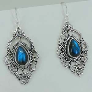 Boucles d'oreilles bohèmes chic en argent sterling 925 avec labradorite en forme de poire, faites à la main - Cadeau pierre de naissance de janvier pour elle - Product Image 2