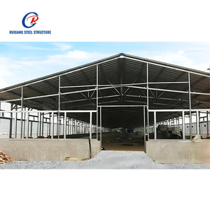 Hangar à structure en acier avec zone d'alimentation et ventilation sur le toit pour ferme laitière ou vache bovine - Product Image 5