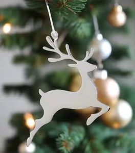 Adornos colgantes navideños de metal hechos a mano con intrincados patrones recortados para un estilo estético de decoración del hogar festivo - Product Image 4