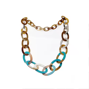 Collier en corne de buffle de vente chaude Forme de papillon classique faite à la main de qualité pour les fêtes par Crescent Crafts - Product Image 1