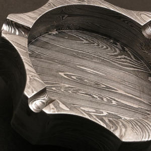 Cenicero de Acero de Damasco de Diseño, Cenicero de Metal Decorativo Hecho a Mano, Elegante Accesorio para Fumar para el Hogar Moderno y Cafeterías - Product Image 3