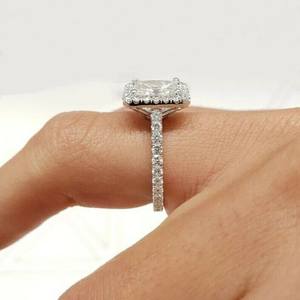 Bague de fiançailles en diamant de 3.0 ct taille princesse cultivée en laboratoire Style Halo Bague de mariage en or blanc 14 carats pour femmes - Product Image 3