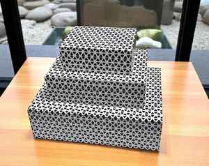 Juego de 3 cajas geométricas con incrustaciones de hueso y resina en blanco y negro, cajas de almacenamiento decorativas hechas a mano, caja de joyería India Trio - Product Image 2