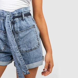 Short en jean bleu lavé à l'acide pour femmes avec de grandes poches avant et des sangles comme ceinture Design respirant - Product Image 5