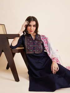 Conjunto de Kurta, Pantalón y Dupatta de Algodón Azul Marino Elegante y Estilizado con Bordado, Cuello en V, Largo hasta la Rodilla, Ideal para Verano, Superventas - Product Image 6