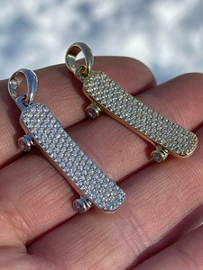 Collar con Colgante de Diamante Moissanite VVS Estilo Moderno, Diseño de Patineta, Chapado en Oro sobre Plata 925, Brillante - Product Image 2