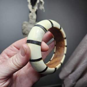 Bracelets en os naturel de style punk tribal écologique, accessoires de mode faits à la main pour les fêtes - Product Image 5