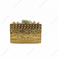 Pochette en laiton artisanale avec chaîne de perles, ornements floraux, texture sculptée, luxe, soirée, mariage, mode