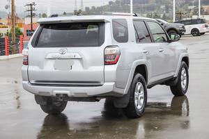 Toyota Highlander SR-5 SUV d'occasion 2024, propre, avec jantes en alliage, régulateur de vitesse, conduite à droite, sièges en tissu et caméra de recul - Product Image 2