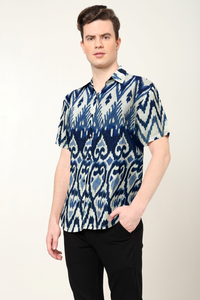 Chemise élégante pour homme en polyester bleu à imprimé géométrique, coupe classique avec col chemise et manches courtes, conçue pour un usage décontracté - Product Image 3