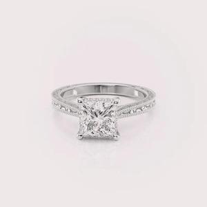 Bague de fiançailles en diamant de laboratoire de forme princesse certifiée IGI, gravée de motifs floraux vintage, en argent sterling 925 massif - Product Image 1