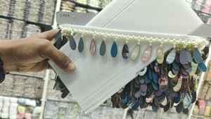 Hecho a medida con perlas y material decorativo bordado colgantes encajes bordados a máquina y en colores para prendas de vestir. - Product Image 2