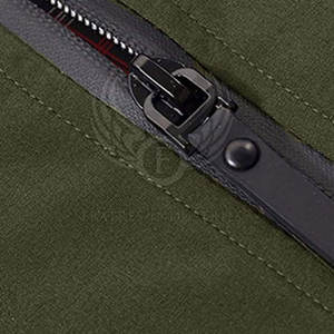 เสื้อแจ็กเก็ตบอมเบอร์ผู้ชายที่ออกแบบมาเพื่อให้ดูทันสมัยสวมใส่สบายเหมาะสำหรับนอกสถานที่แบบลำลอง - Product Image 3