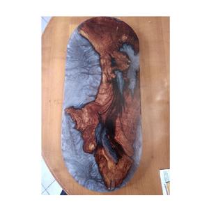 Planche à découper en résine combinant un tourbillon artistique en résine avec une base en bois dur conçue pour les tâches de découpe et de présentation des repas fins - Product Image 4