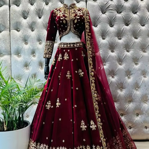 เสื้อเจ้าสาวสีแดงเข้มสวยชุดเดรส lehenga & dupatta บนกำมะหยี่พร้อมลูกปัดแก้วคริสตัลประดับประดาทำงาน dabka สำหรับงานแต่งงาน = 2025 - Product Image 1