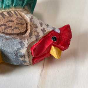 YEEYAYA estatua de pollo tallada a mano escultura de gallina de madera para decoración del hogar figuritas de madera únicas para decoración de habitación - Product Image 2