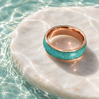 Bague en tungstène hypoallergénique JLM avec incrustation de pierres de turquoise naturelle concassées et bordure en or rose, cadeau minimaliste pour couple, mariage ou fiançailles