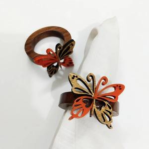 Rond de serviette élégant en bois avec fleurs Décor de table rustique Parfait pour les mariages, les fêtes à la maison et les paramètres de table inspirés de la nature - Product Image 5