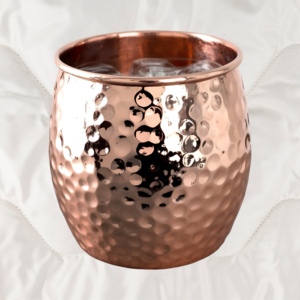 Mule élégante en cuivre martelé écologique avec poignée pour cocktails et boissons rafraîchissantes - Product Image 3