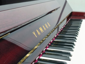 เปียโนยามาฮ่า W108BS สีแดง รุ่นญี่ปุ่น สีมะฮอกกานี เปียโนมือสอง ระบบกลไกที่ราบรื่นและดีไซน์คลาสสิก - Product Image 3