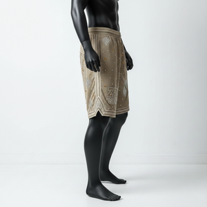 Pantalones cortos de baloncesto de malla de poliéster de 180 GSM para hombre, color beige arena, con paneles laterales con puntos de diamantes de imitación y logotipo personalizado con transferencia térmica. - Product Image 3