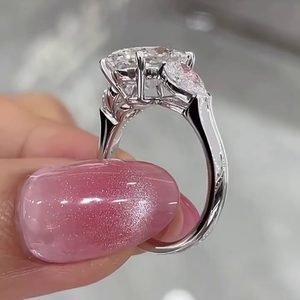 Anillo de Compromiso con Tres Piedras de Diamante Ovalado Cultivado en Laboratorio, Certificado por IGI, 6.00ctw, Color D-E-F, Claridad VVSVS, Estilo Lujoso - Product Image 5