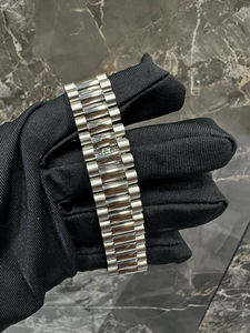 Montre de luxe en acier inoxydable ronde avec diamant moissanite, mouvement à quartz, affichage analogique de la date, style hip-hop, élégante, antique, tendance - Product Image 3