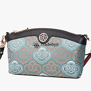 Pochette souple à fermeture éclair brodée tendance pour un style ethnique moderne par Tradebyd - Product Image 2
