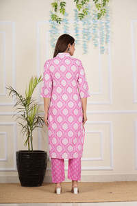 Ensemble Kurta droit en coton imprimé floral rose pour femmes avec col en V et manches 3/4, stylé avec un pantalon imprimé et un dupatta - Product Image 2