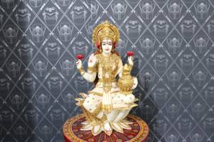 Statue de Laxmi assise en polyrésine blanche, artisanat traditionnel Nirmala, déesse hindoue Maa Laxmi, figurine de temple - Product Image 5