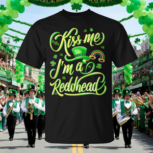 T-shirt Kiss Me I'm a Redhead pour la Saint-Patrick, design chapeau de lutin vert - Product Image 3