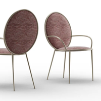 Fauteuil d'intérieur élégant et contemporain en métal avec revêtement personnalisable, assise rembourrée en mousse, fabriqué en Italie pour salon et salle à manger
