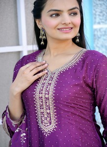 Traje de Chinon bordado de nuevo diseñador con trabajo bordado de secuencia y trabajo de piedra Stich completo con elástico - Product Image 6