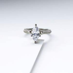 Bague de fiançailles en moissanite avec micro pavé coupe marquise - Product Image 6