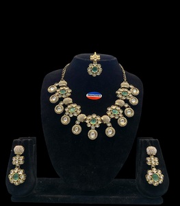 Montana Collier et boucles d'oreilles en alliage de pierres et perles Kundan pour femme pour fête ethnique Wear Anniversaire de fiançailles de mariage - Product Image 1