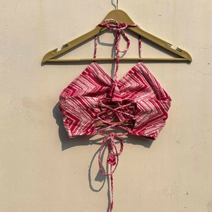 Top en coton tricoté rose et blanc avec motif en zigzag, longueur courte, ajouré et avec des glands, rembourrage amovible - Product Image 2