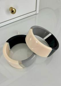 Bracelets jBangle, Bracelet de créateur fait main, cadeau de demoiselle d'honneur, Bracelet en résine de charme unique fabriqué à la main bleu et rouge, idée cadeau - Product Image 5