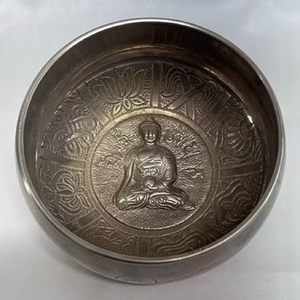 Bol chantant tibétain en bronze avec Om doré et motifs géométriques et bâton en bois pour produire un son disponible au prix de gros - Product Image 4