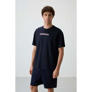 เสื้อยืดโอเวอร์ไซส์สีน้ำเงินกรมท่าสำหรับผู้ชาย Air Jones ผิวสัมผัสหนาพิเศษพร้อมลายพิมพ์ ผลิตจากผ้าฝ้ายผสม 80% สไตล์ลำลอง - Product Image 4