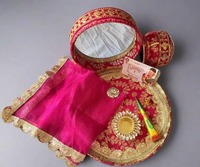 Travail de brocart décoratif Karwa Chauth Thali, Punjabi indien se marie nouvellement mariée Karwa Chauth Thali, premier plateau karwa Chauth