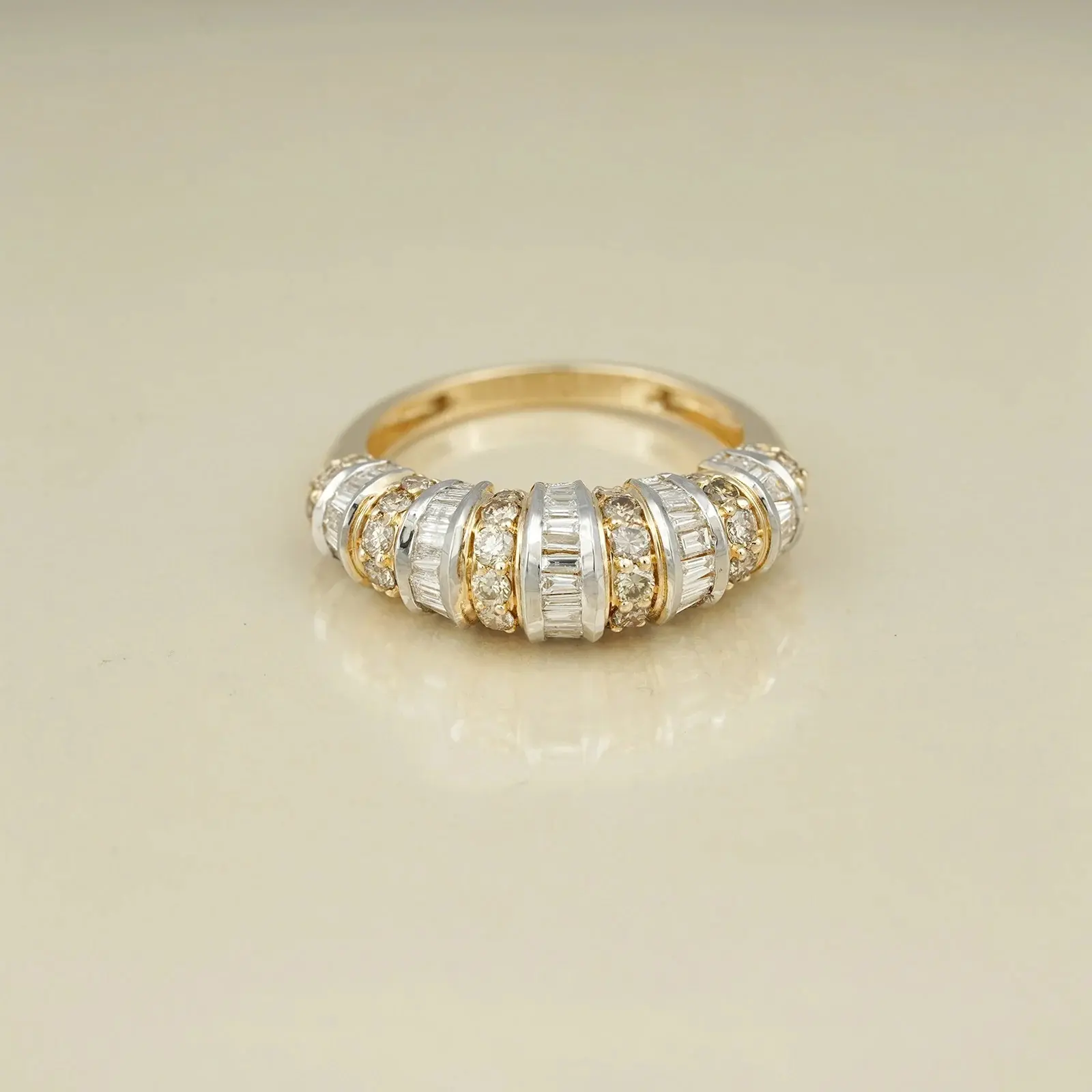 Baguette de media eternidad de 2ct y anillo de boda de moissanita de corte redondo, banda nupcial de oro de dos tonos con anillo de compromiso de Baguette de 2ct