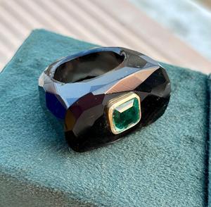 แหวนพลอยโอนิกซ์สีดำธรรมชาติแกะสลักด้วยมือพร้อมคริสตัลมรกตเครื่องประดับงบ - Product Image 3