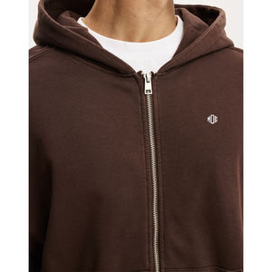 เสื้อฮู้ดผู้ชายสีน้ำตาล ผ้าฟลีซ ซิปหน้า ทรงโอเวอร์ไซส์ สไตล์มินิมอล ลำลอง สำหรับขายส่งเสื้อผ้า - Product Image 3