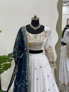 Tendance mariée Lehenga Choli robe de mariée indienne en filet brodé lourd, mode ethnique au prix d'exportation en gros - Product Image 3