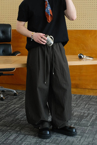 Nouveau pantalon en nylon froissé 2026 avec ceinture élastique, ceinture réglable, fermeture éclair et bouton, poches, jambe large, couleur noire - Product Image 4