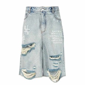 Short en jean tendance pour homme Vente en gros street style Jeans baggy amples avec lettres imprimées Trou déchiré Respirant - Product Image 3