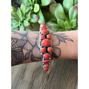 Brazalete de Coral Mediterráneo y Plata de Ley de B Begay - Product Image 2