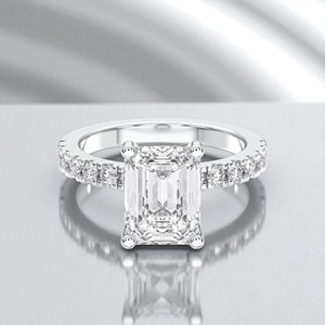 3.64CT E-F/VSS-VS (Centre 3.00CT) Emeraude & Round Cut Moissanite Diamond Essence Solitaire Bague de fiançailles en or massif pour elle - Product Image 3